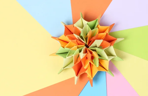 Цветные оригами на ярком бумажном фоне — стоковое фото
