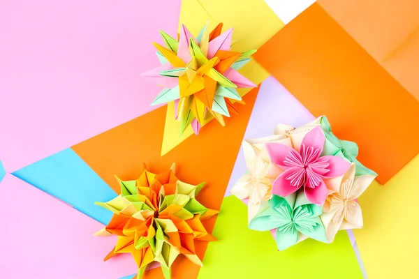 Πολύχρωμες origami kusudamas στο φωτεινό φόντο — Φωτογραφία Αρχείου