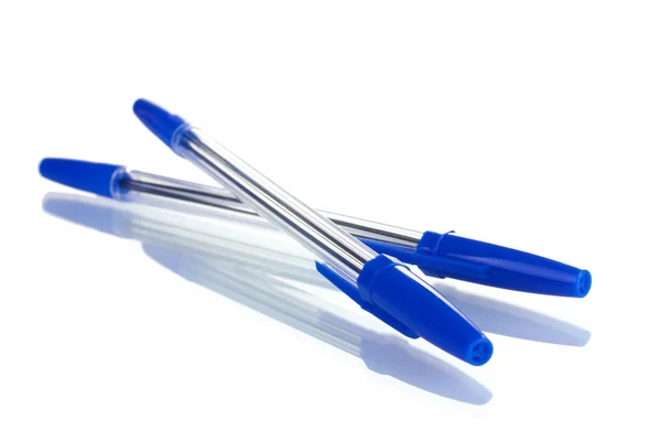 흰색 절연의 파란색 펜 2 개 — 스톡 사진