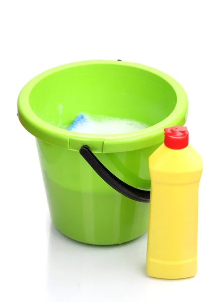 Hink med rengöringsmedel för rengöring av isolerade på vit — Stockfoto