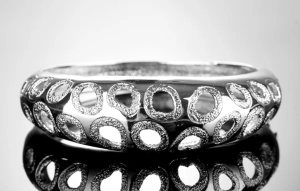 Beau bracelet en argent sur fond gris — Photo