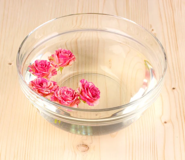 Bowl with roses on wooden background — Stock Photo, Image