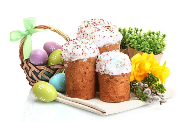 Krásné velikonoční dorty, barevné vejce v košíku a pussy willow větvičky izolované na bílém — Stock fotografie