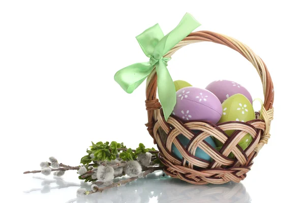 Cesta con huevos de Pascua y ramitas de sauce-coño aisladas en blanco —  Fotos de Stock