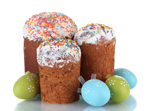 Hermosos pasteles de Pascua y huevos de colores aislados en blanco —  Fotos de Stock