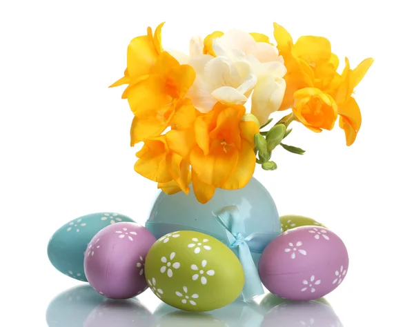 孤立在白色的花瓶和复活节蛋中的美丽黄色 freesias — 图库照片
