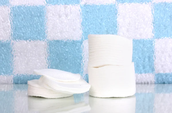 Toalhetes de algodão no banheiro — Fotografia de Stock