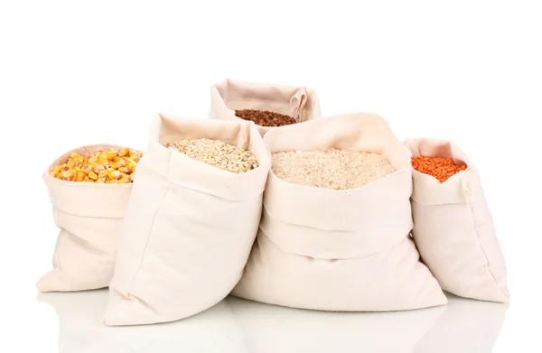 Bolsas de tela con grano aislado en blanco — Foto de Stock