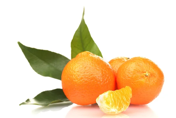 Coapte mandarine gustoase cu frunze și segmente izolate pe alb — Fotografie, imagine de stoc