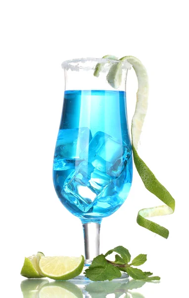 Blå cocktail i glas med is och socker isolerad på vit — Stockfoto
