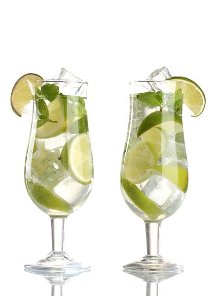 Limon ve nane üzerinde beyaz izole kokteyl bardak — Stok fotoğraf