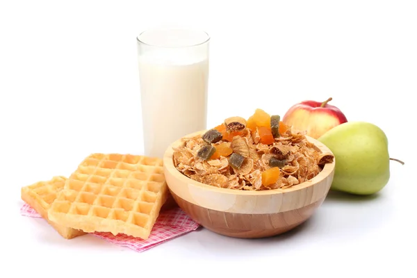 Flocos de milho saborosos em tigela de madeira, maçãs e vidro de leite isolado em branco — Fotografia de Stock