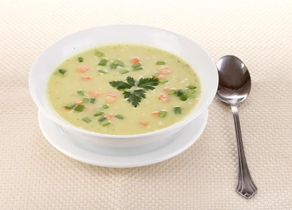 Leckere Suppe auf beiger Tischdecke isoliert auf weiß — Stockfoto
