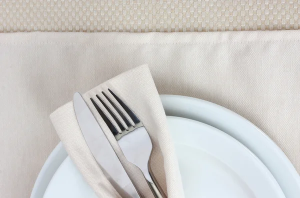 Setarea mesei cu furculiță, cuțit, plăci și șervețel — Fotografie, imagine de stoc