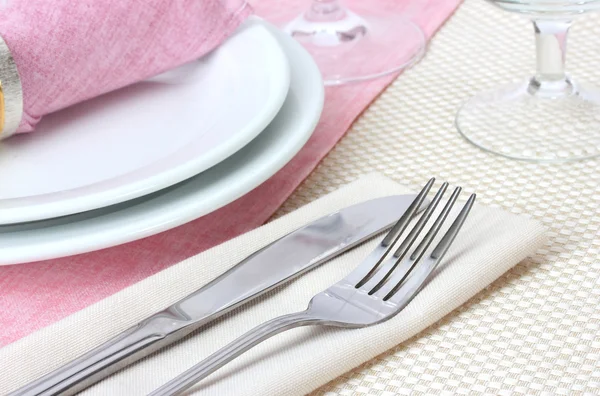 Ensemble de table avec fourchette, couteau, assiettes et serviette — Photo