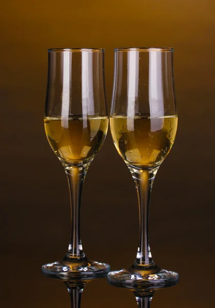 Okulary szampana na brązowym tle — Zdjęcie stockowe