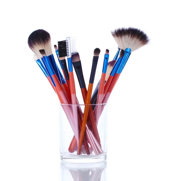 Make-up borstels in glazen beker geïsoleerd op wit — Stockfoto