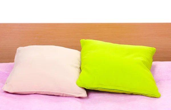 Yatakta beyaz zemin üzerine parlak yastıklar — Stok fotoğraf