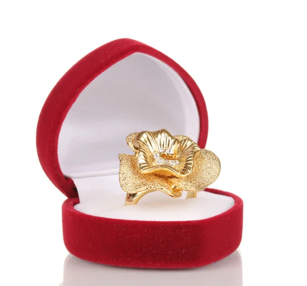 黄金の花と赤いベルベットの箱を白で隔離されるの明確な結晶の金の指輪 — ストック写真