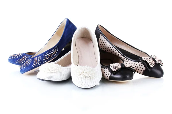 Plusieurs paires de chaussures plates féminines isolées sur blanc — Photo