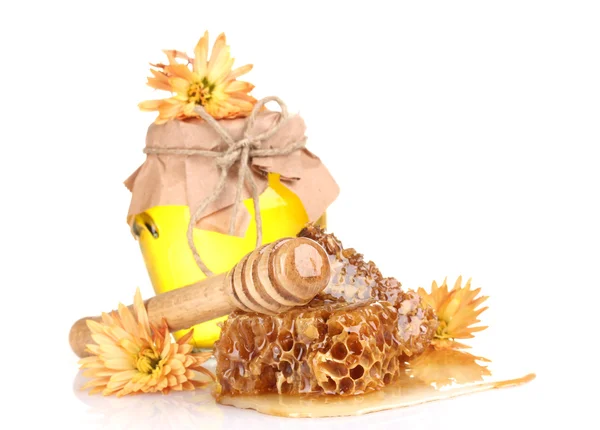 罐蜂蜜、 蜂窝和孤立在白色的木制 drizzler — 图库照片