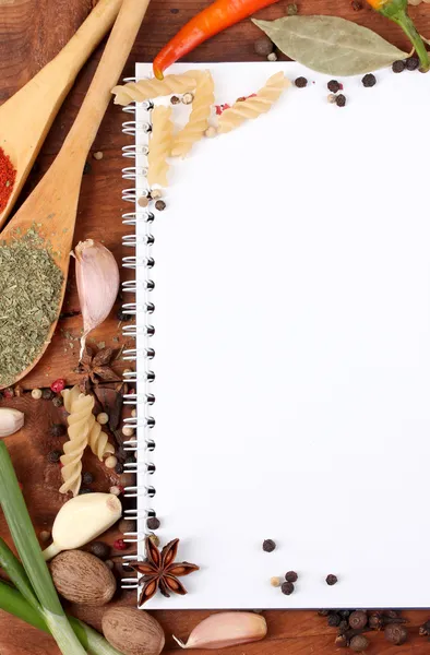 レシピ、スパイス木のテーブルのためのノート — ストック写真