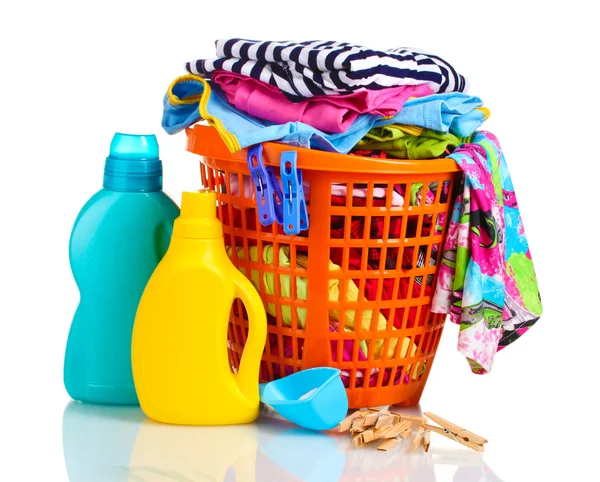 洗涤剂和洗衣粉在孤立在白色橙色塑料篮子里的衣服 — 图库照片