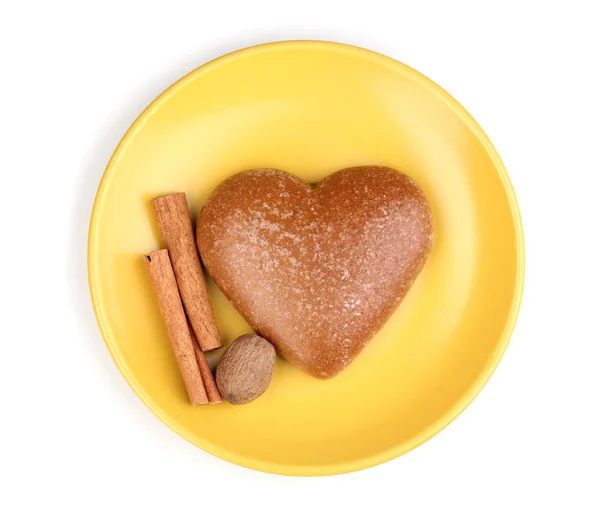 Szív alakú cookie-fahéj és a szerecsendió a csészealj elszigetelt fehér — Stock Fotó