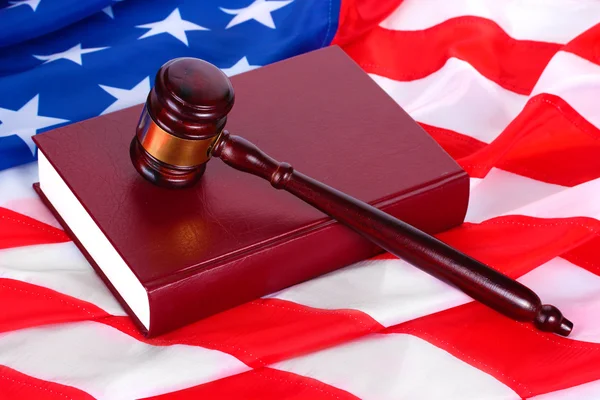 Domare ordförandeklubba och bok om amerikanska flaggan bakgrund — Stockfoto