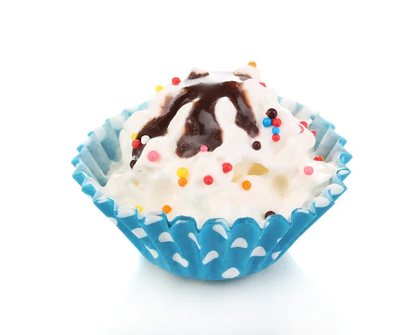 Krämig cupcake isolerad på vit — Stockfoto