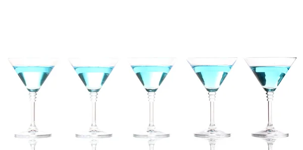 Coquetel azul em copos de martini isolados em branco — Fotografia de Stock