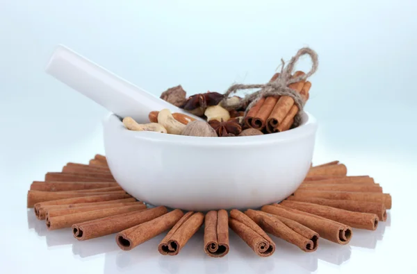 Composizione di malta con noci e cannella isolata su bianco — Foto Stock