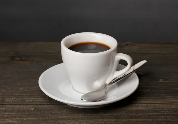 Coffee cup on wooden table on grey background — Stock Photo, Image