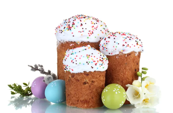 Hermosos pasteles de Pascua, huevos coloridos y flores aisladas en blanco —  Fotos de Stock