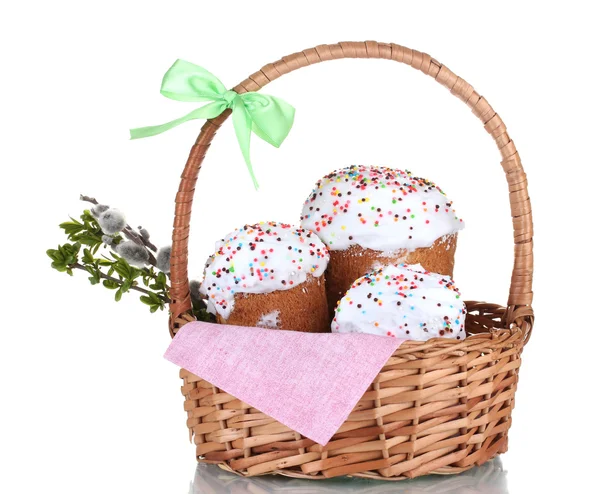 Hermosos pasteles de Pascua y ramitas de coño-sauce en cesta aislada en blanco —  Fotos de Stock