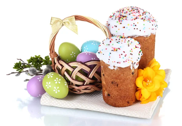 Vackra påsk tårtor, färgglada ägg i korgen och blommor isolerad på vit — Stockfoto