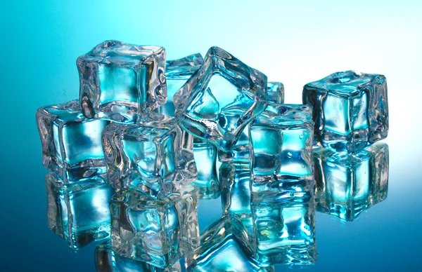 Kostki lodu na niebieskim tle — Zdjęcie stockowe