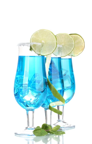 Blå cocktail i glas med is och socker isolerad på vit — Stockfoto