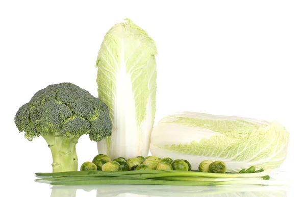 Cavoli freschi, broccoli e cipolle verdi isolati su bianco — Foto Stock