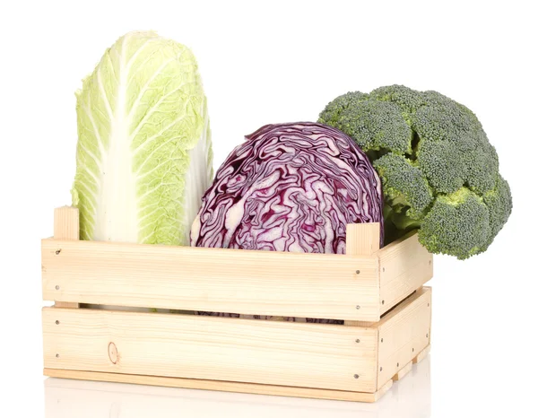 Coles y brócoli en cajón de madera aislado sobre blanco — Foto de Stock