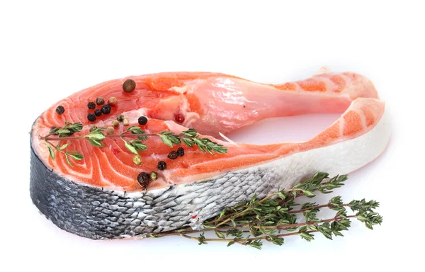Spise ve kekik üzerine beyaz izole kırmızı balık — Stok fotoğraf