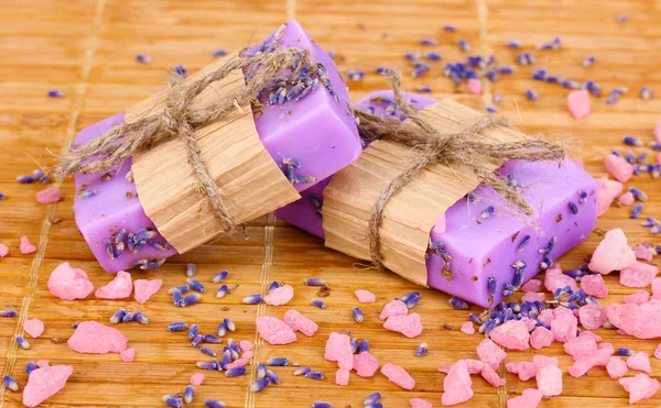 Hand-made lavender soaps on wooden mat — Stock Photo, Image
