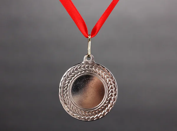 Stříbrná medaile na šedém pozadí — Stock fotografie