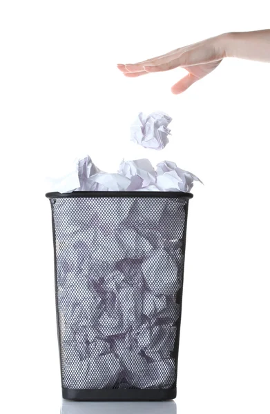 Рука собирается мусор в металлический мусорный бак из бумаги изолированы на белом — стоковое фото