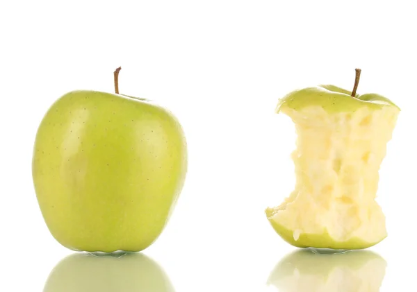 Manzana mordida verde y manzana entera aisladas en blanco — Foto de Stock