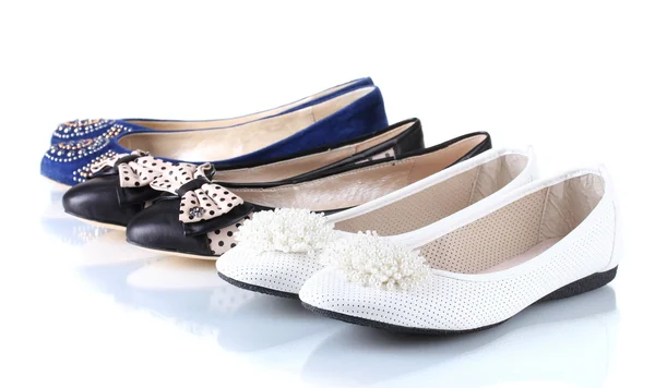 Verschillende paren van vrouwelijke platte schoenen geïsoleerd op wit — Stockfoto