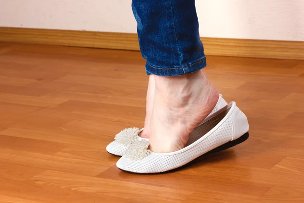 Kot pantolon ve ahşap zemin üzerinde bale düz ayakkabı bacak — Stok fotoğraf