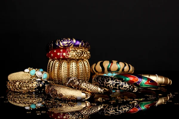 Красиві золоті браслети ізольовані на чорному тлі — стокове фото