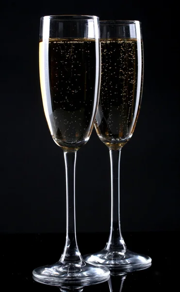 黒を背景にシャンパン2杯 — ストック写真