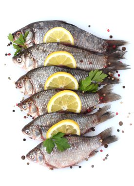 limon, maydanoz ve baharat üzerine beyaz izole taze balıklar